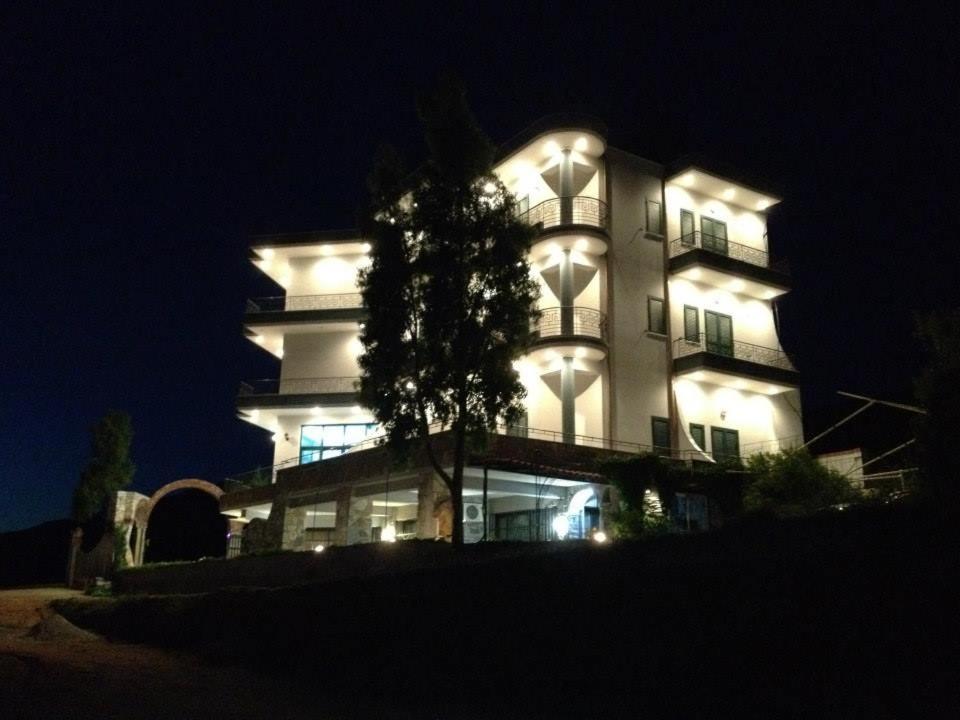 Hotel Artisti Vlore Bagian luar foto
