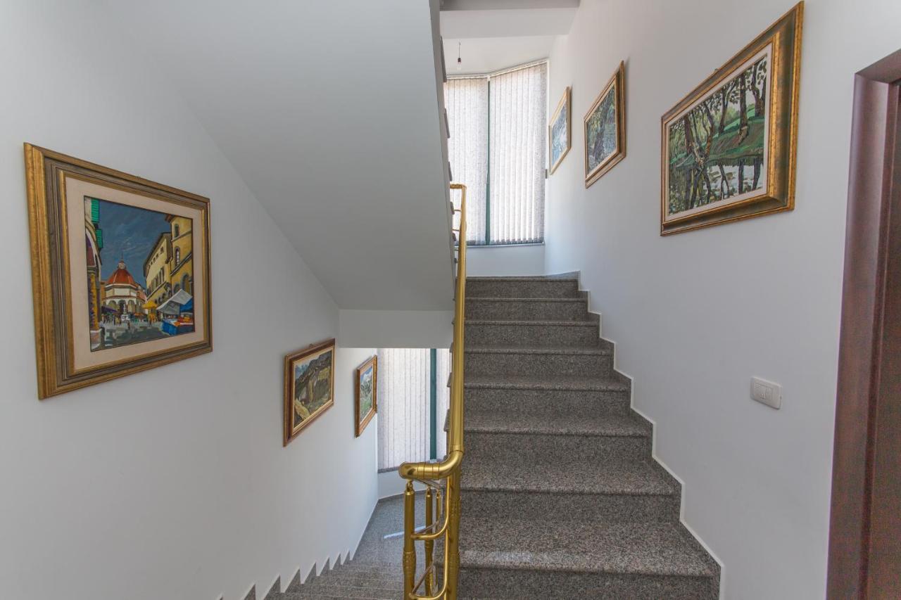 Hotel Artisti Vlore Bagian luar foto