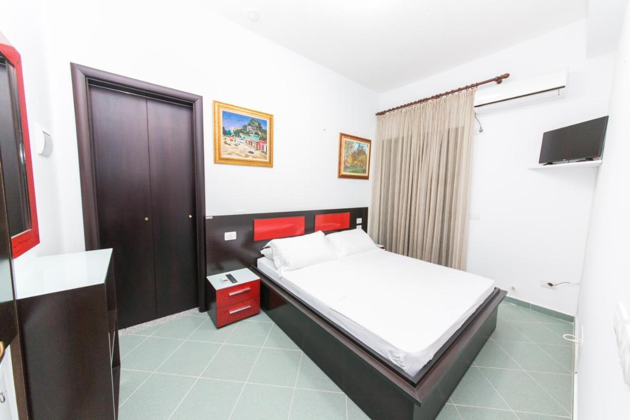 Hotel Artisti Vlore Bagian luar foto