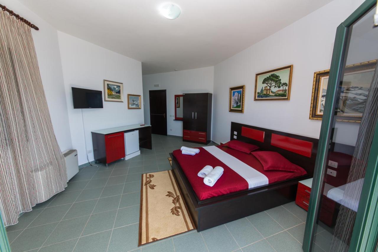Hotel Artisti Vlore Bagian luar foto