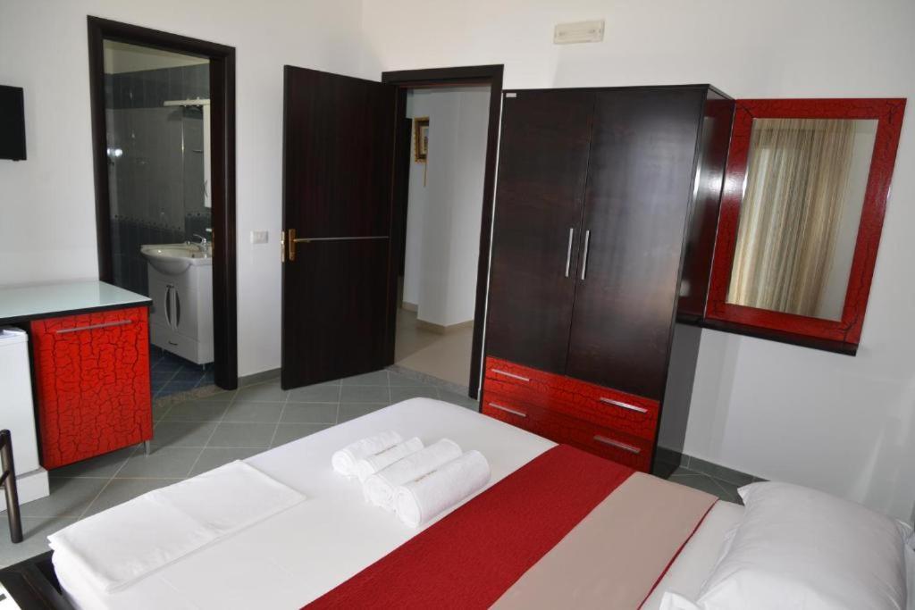 Hotel Artisti Vlore Bagian luar foto