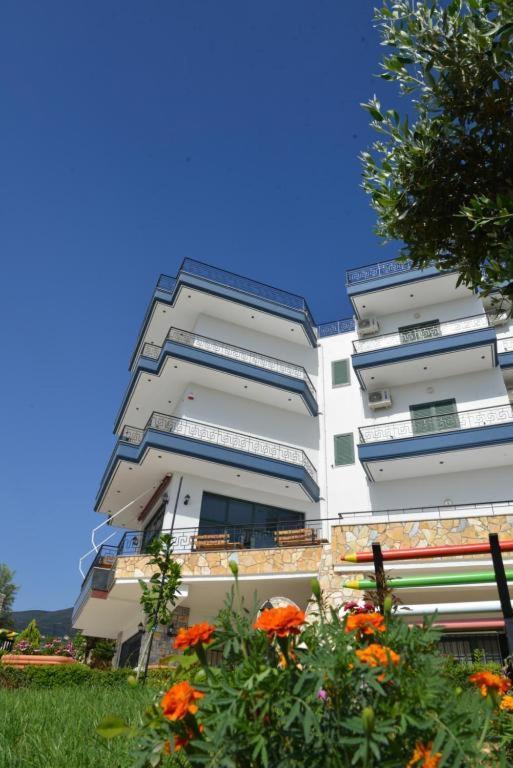 Hotel Artisti Vlore Bagian luar foto
